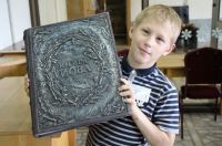 Человек читающий...